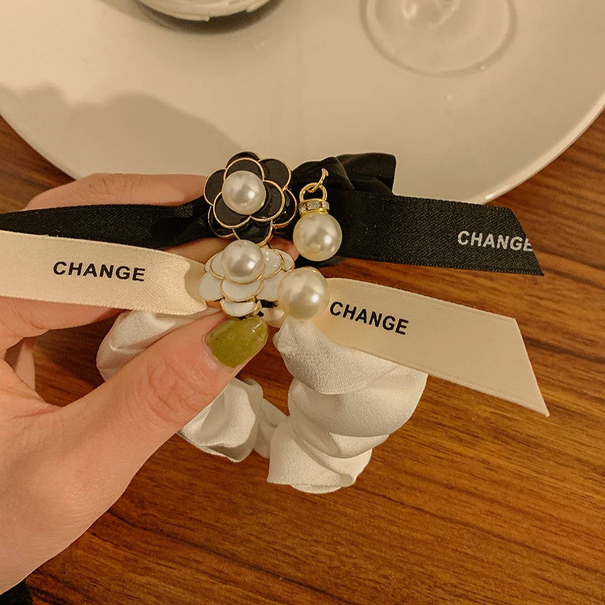 FRENCH TEMPERAMENT BOW HAIR SCRUNCHIES