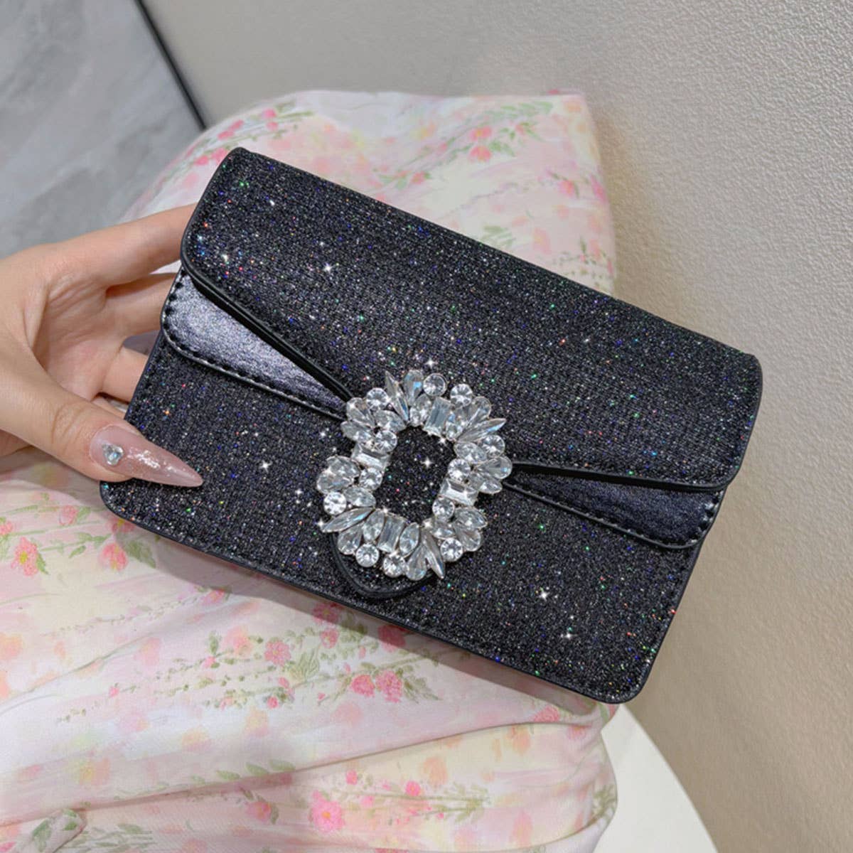 Trendy diamond-encrusted chain square bag