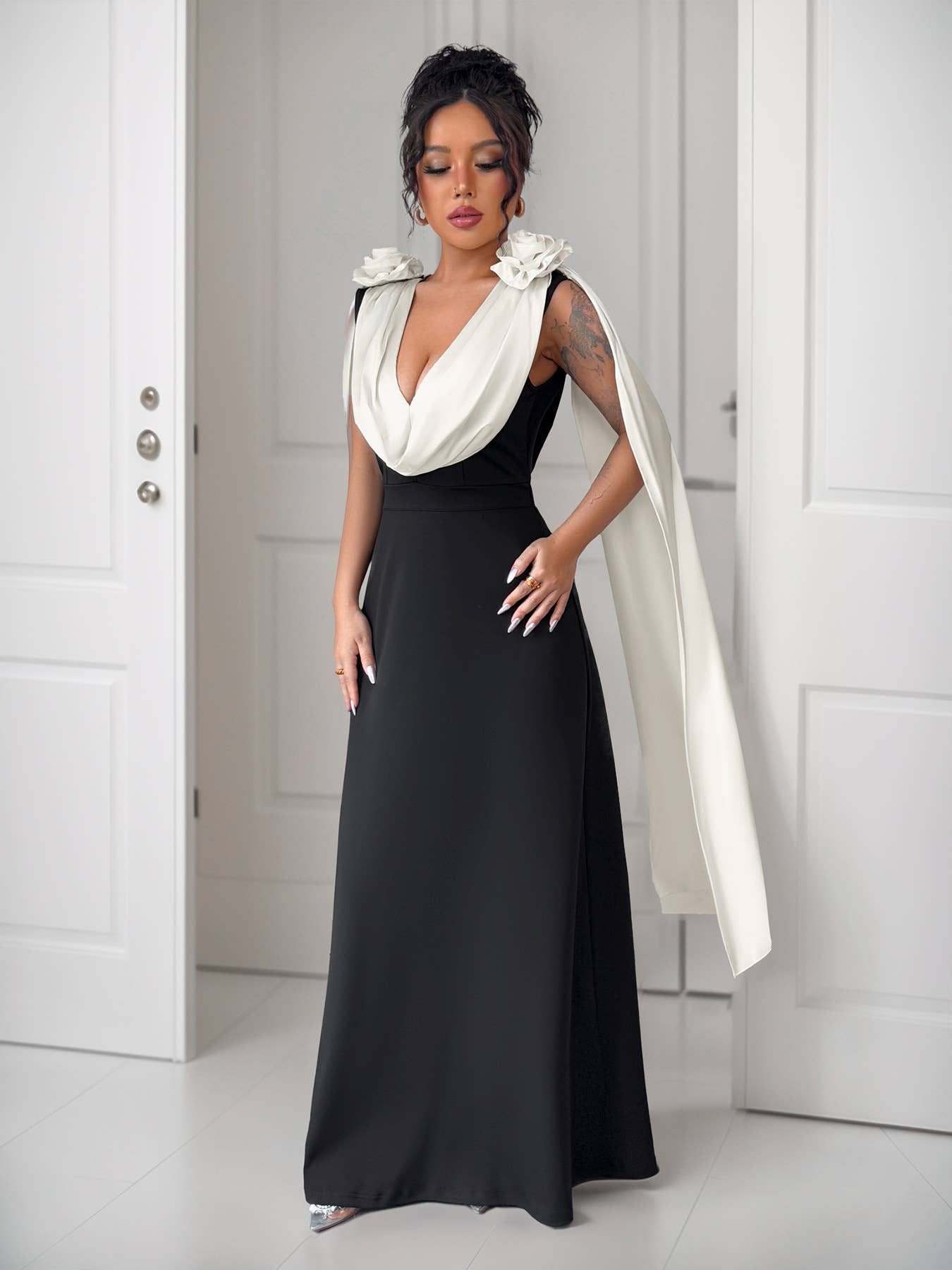 V-neck contrasting color sleeveless dress