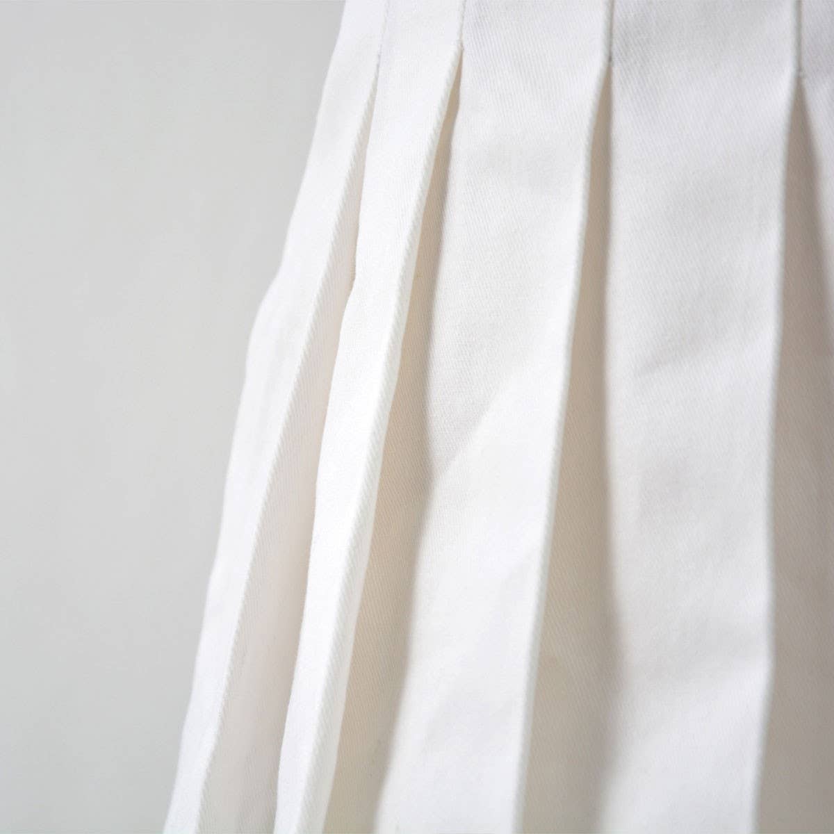 VERSATILE SOLID COLOR PLEATED SHORT SKIRT