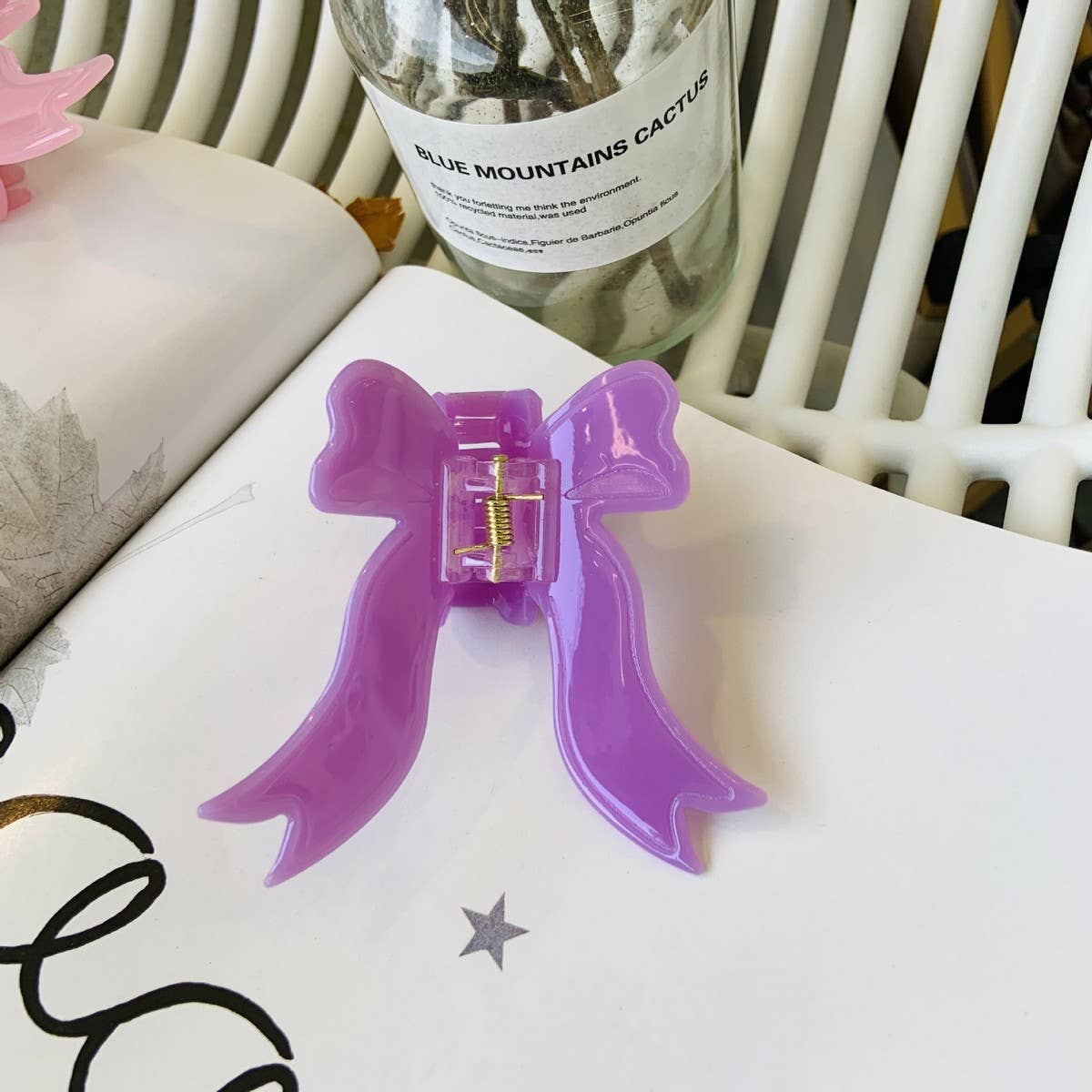 CWAHA1545_SOLID COLORED BOW STREAMERS HAIR CLAW CLIP