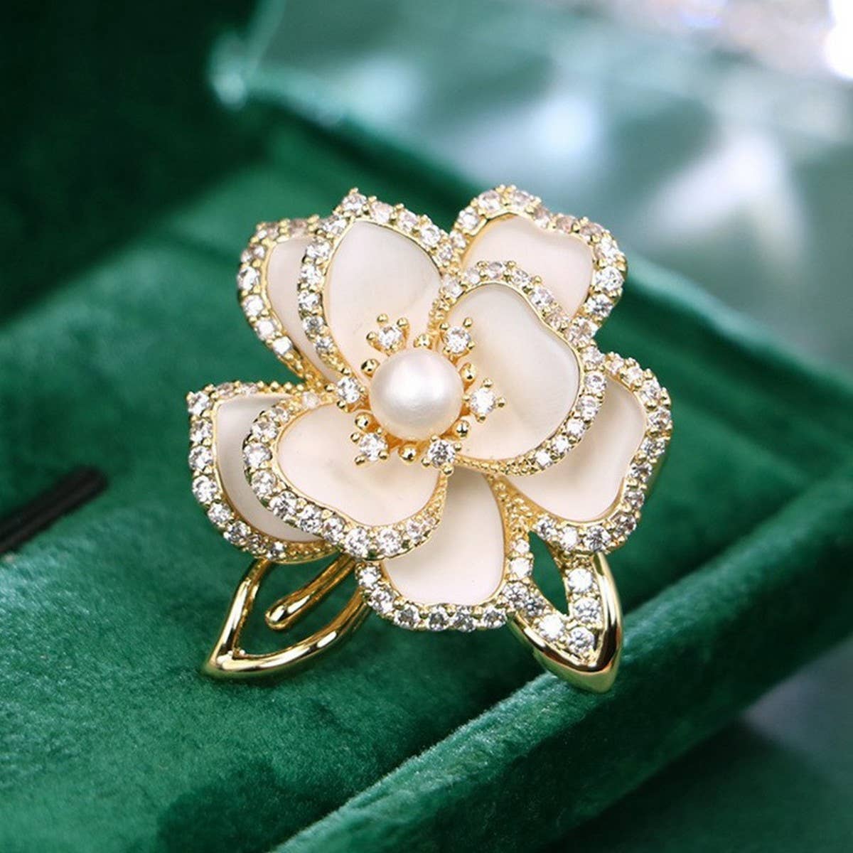 CWAJE2572_CAMELLIA FLOWER LOTUS PEARL DIAMOND ALLOY BROOCH