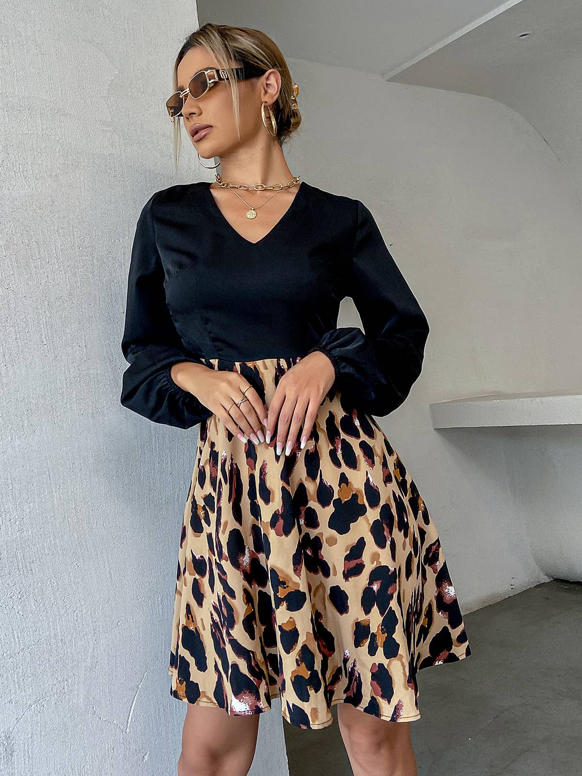 LEOPARD PRINT LANTERN SLEEVE V-NECK SLIM-FIT DRESS