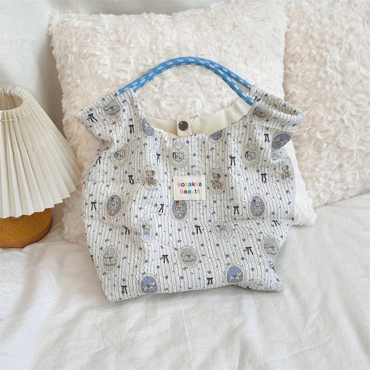 CWAB3909_CARTOON EMBOSSED CANVAS COMMUTER HANDBAG