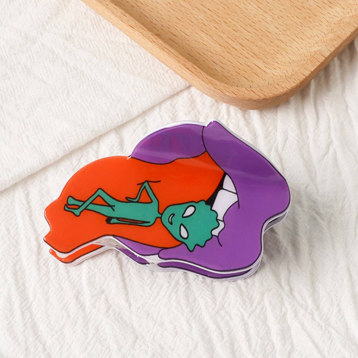 CWAHA1611_HALLOWEEN ALIEN SPACESHIP HAIR CLAW CLIP