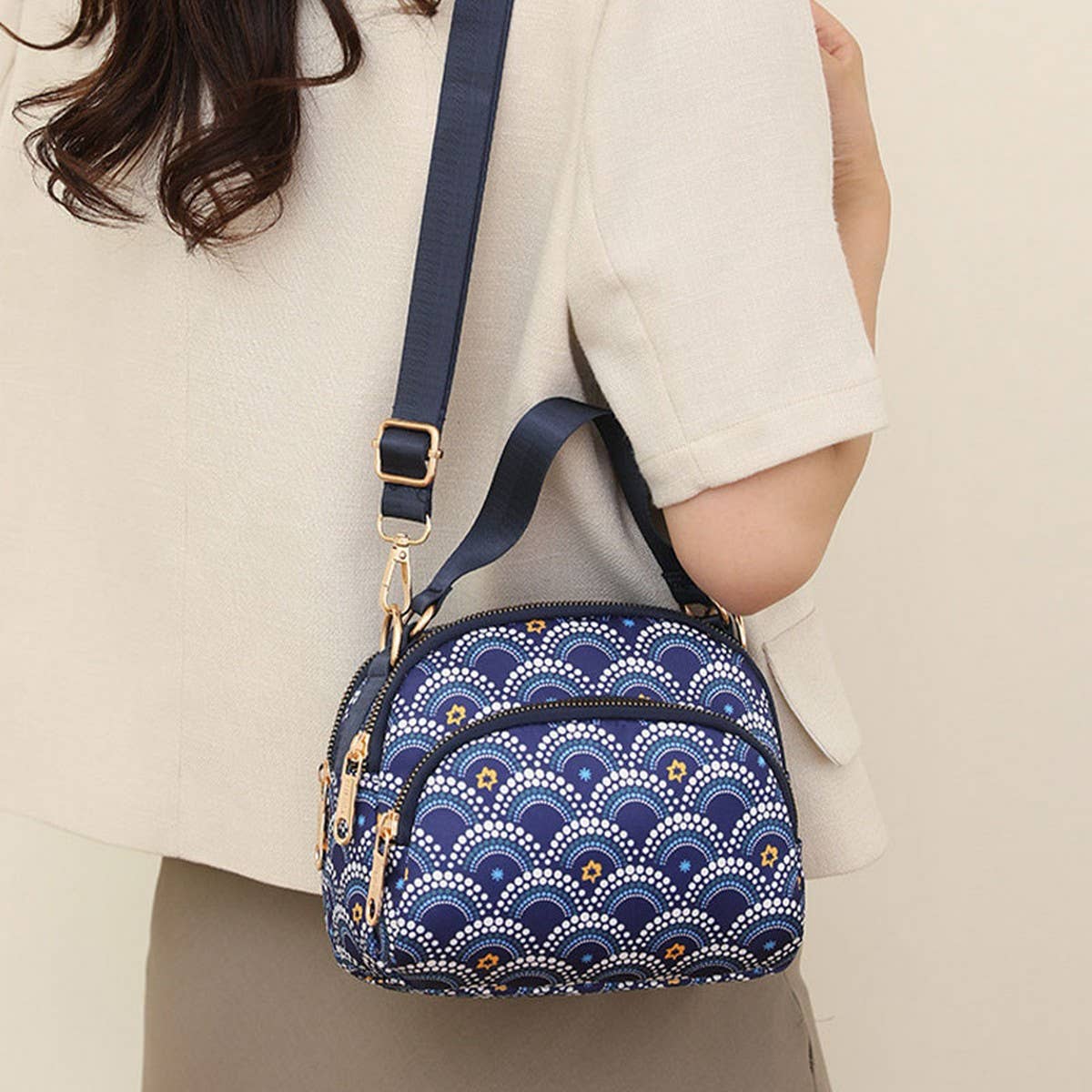 LIGHTWEIGHT NYLON WATERPROOF MINI SHOULDER BAG_CWAB3535