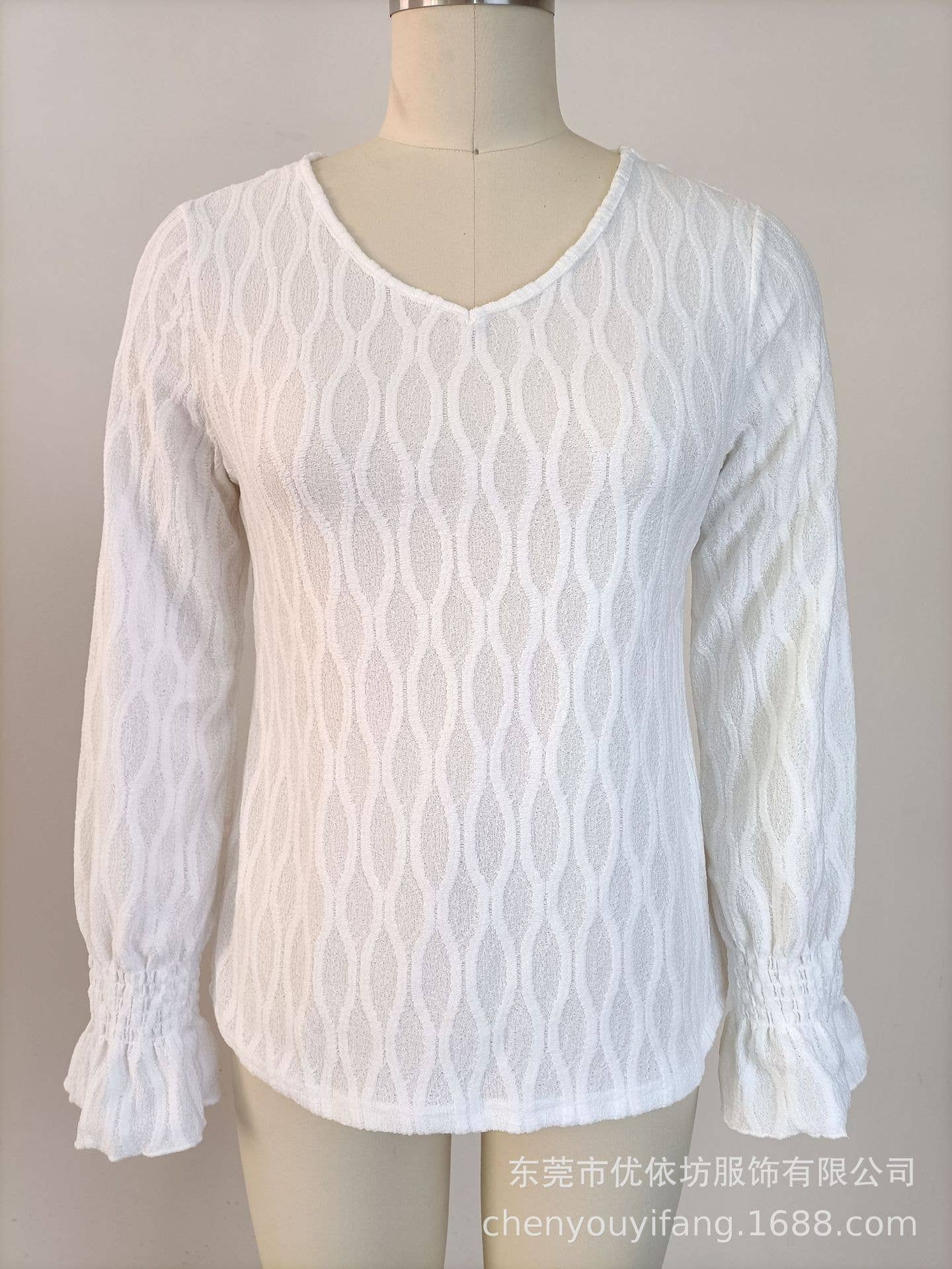 V-NECK LONG SLEEVE FLARED SLEEVE T-SHIRT