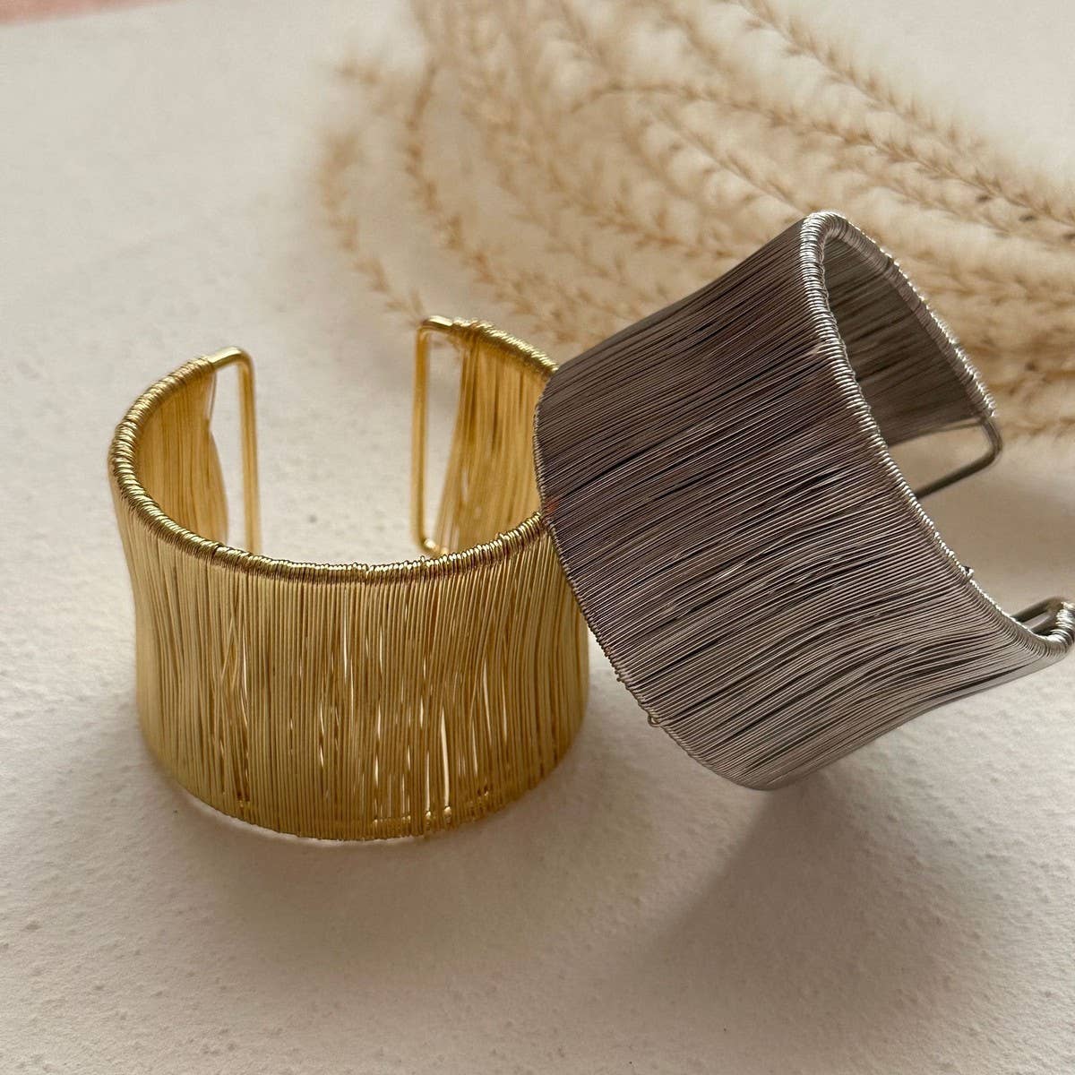 FASHIONABLE SMOOTH SPRING BRACELET FOR WOMEN