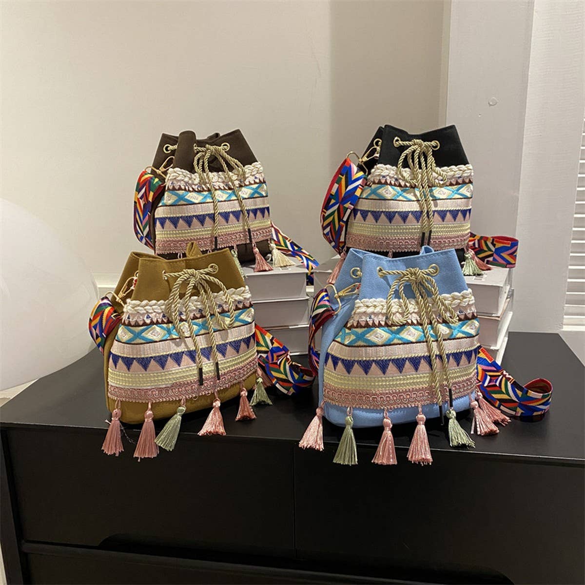 RETRO EMBROIDERED TASSEL SHOULDER BAG_CWAB1689