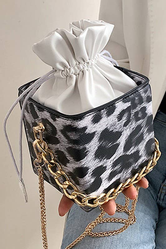 CHAIN SMALL SQUARE BOX BUCKET MAKEUP BAG_CWAB347