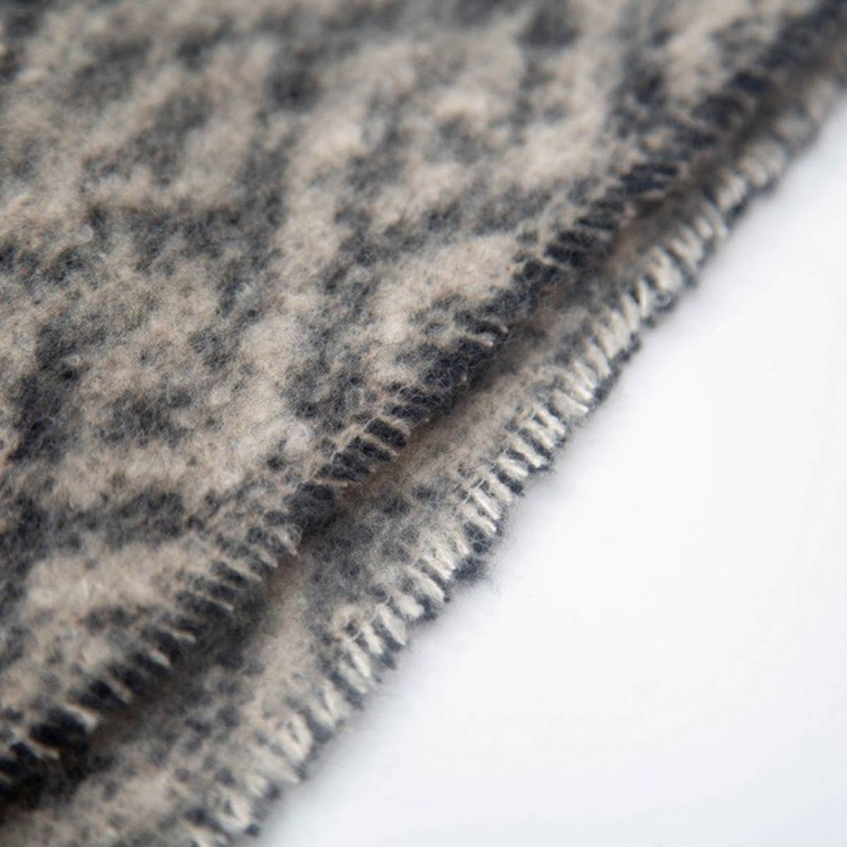 New Jacquard Leopard Print Scarf for Fall & Winter