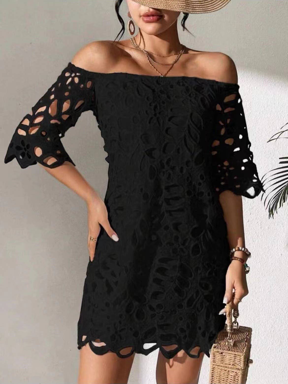 Lace dress with strapless shoulder cutout