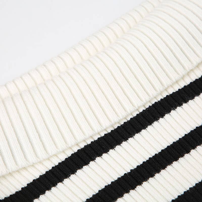 SLOUCHY SWEATER CONTRASTING LINE NECK AND STRIPES