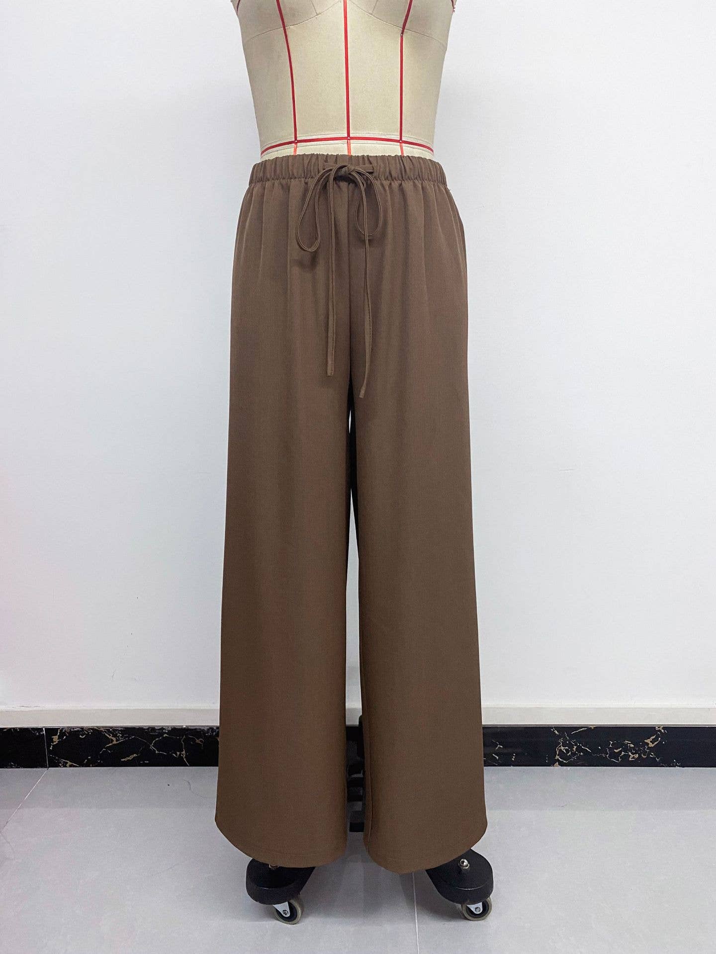 Stretched-waist drawstring straight-leg trousers