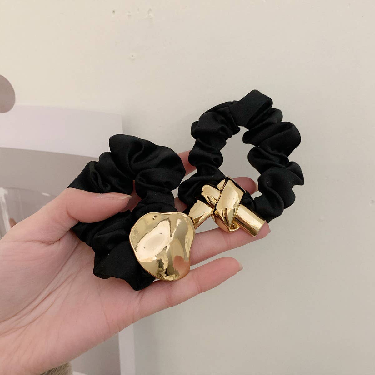 MINIMALIST IRREGULAR FASHION HAIR SCRUNCHIES
