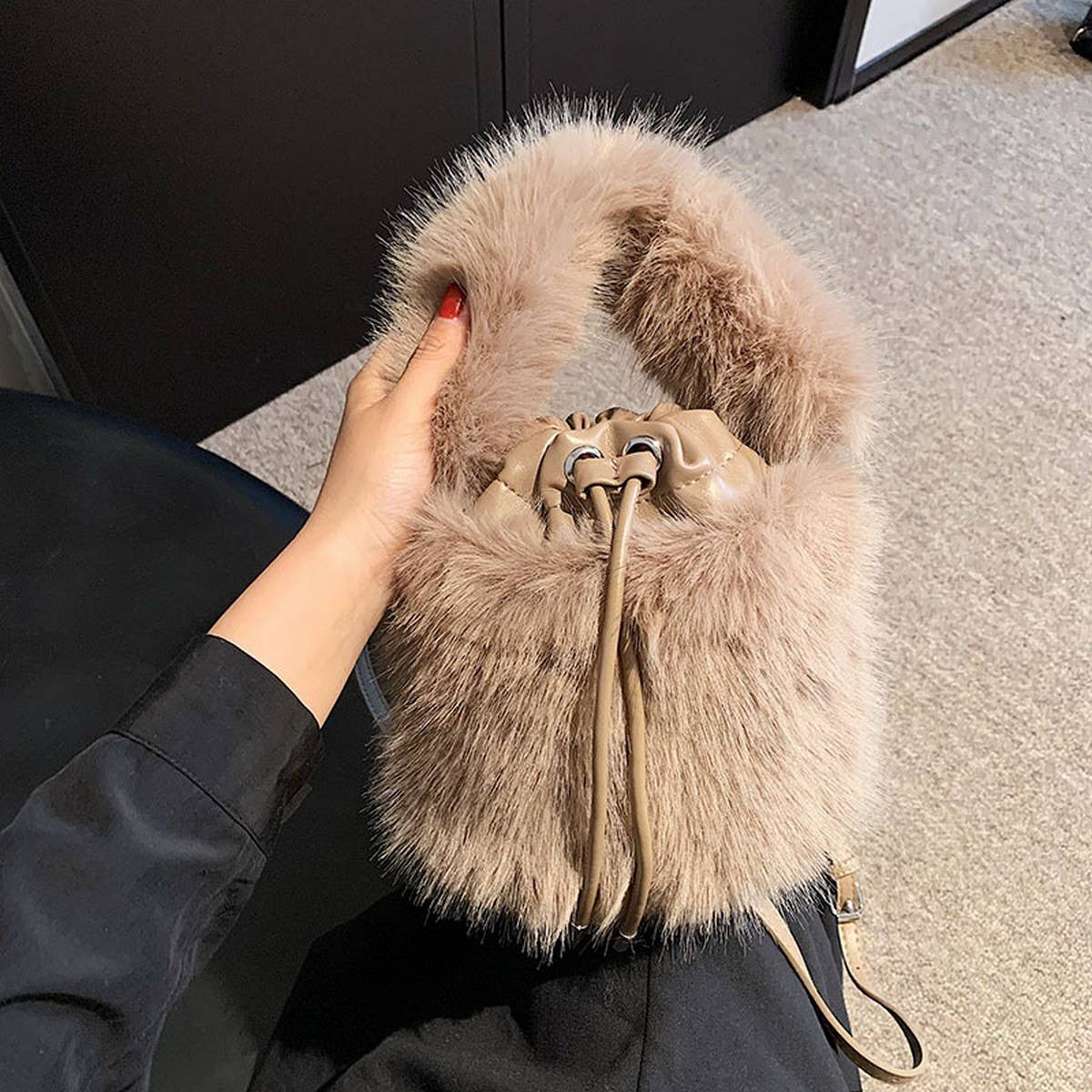 WINTER IMITATION FOX FUR HANDBAG PLUSH BUCKET BAG_CWAB3965