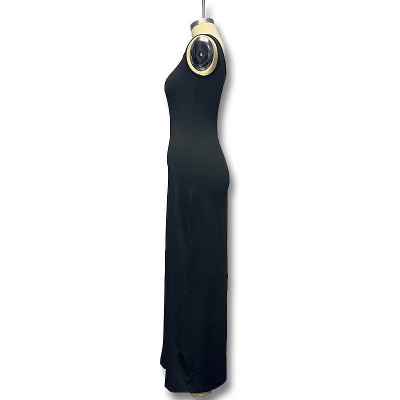 Figure-hugging slit dress with a sense of design