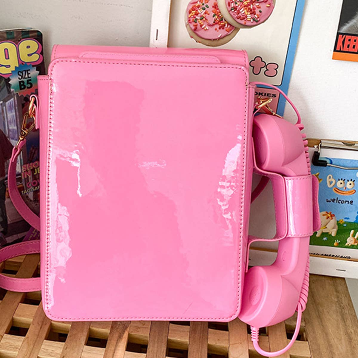 TELEPHONE-SHAPED MESSENGER BAG_CWAB0992