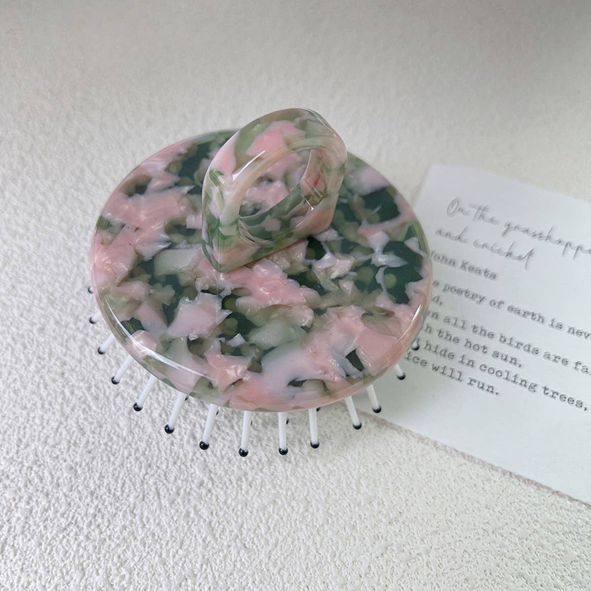 SIMPLE AND PORTABLE MASSAGE COMB