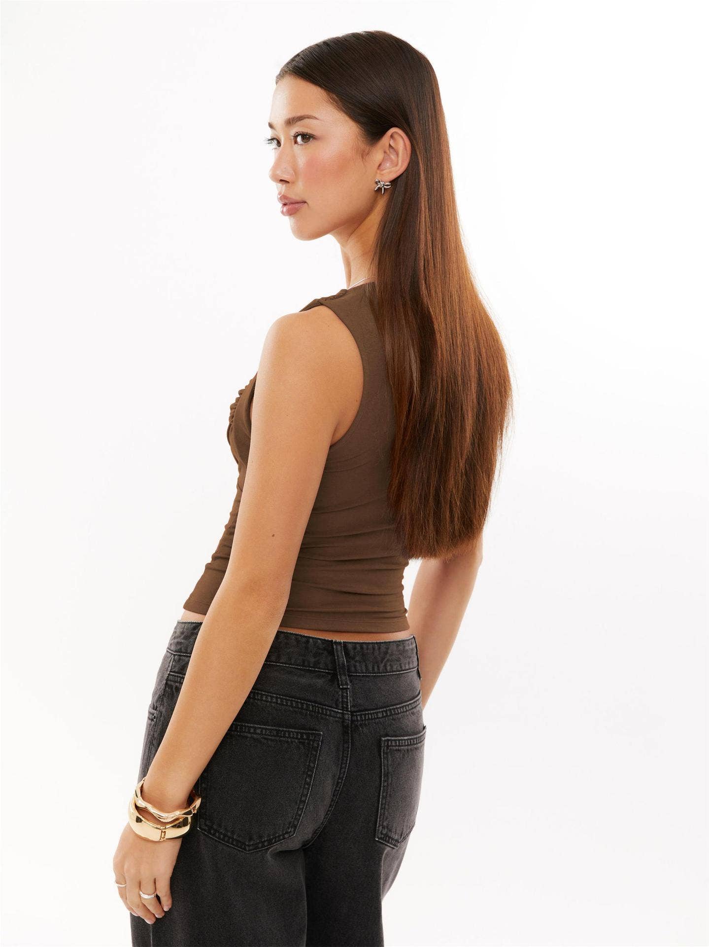 Solid color low-neck sleeveless slim-fit vest