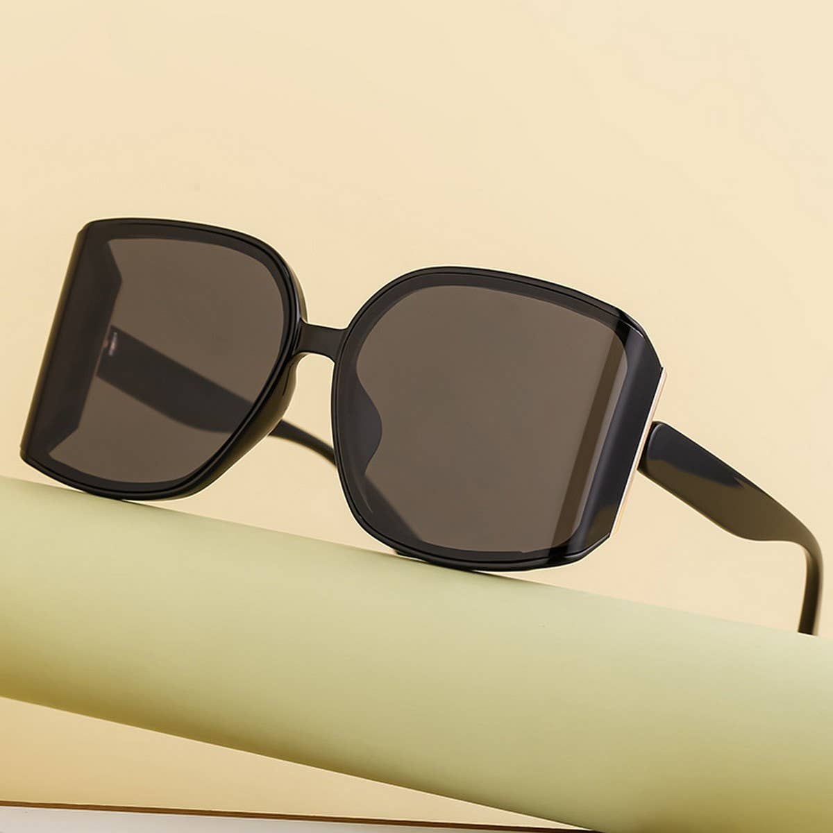 TRENDY AND FASHIONABLE CURVED LENS SUNGLASSES