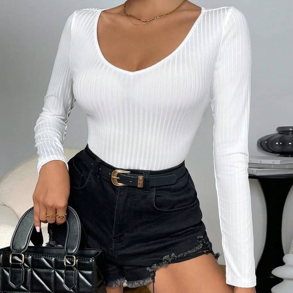 Wear a slim-fit V-neck long sleeve jumpsuit