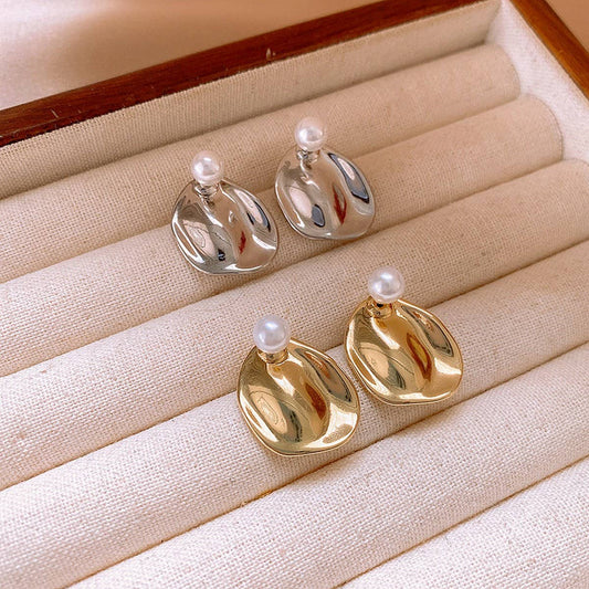 PLEATED GEOMETRIC IRREGULAR ROUND PEARL EARRINGS_CWAJE2340