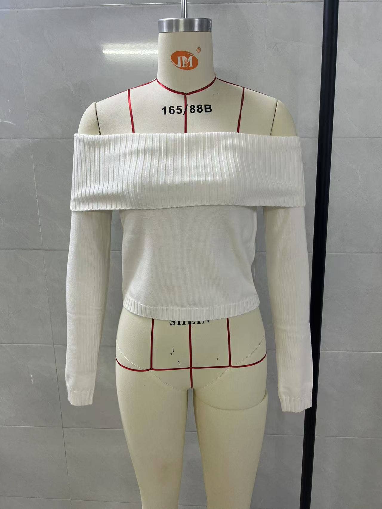 Solid-colored one-neck long-sleeved sweater