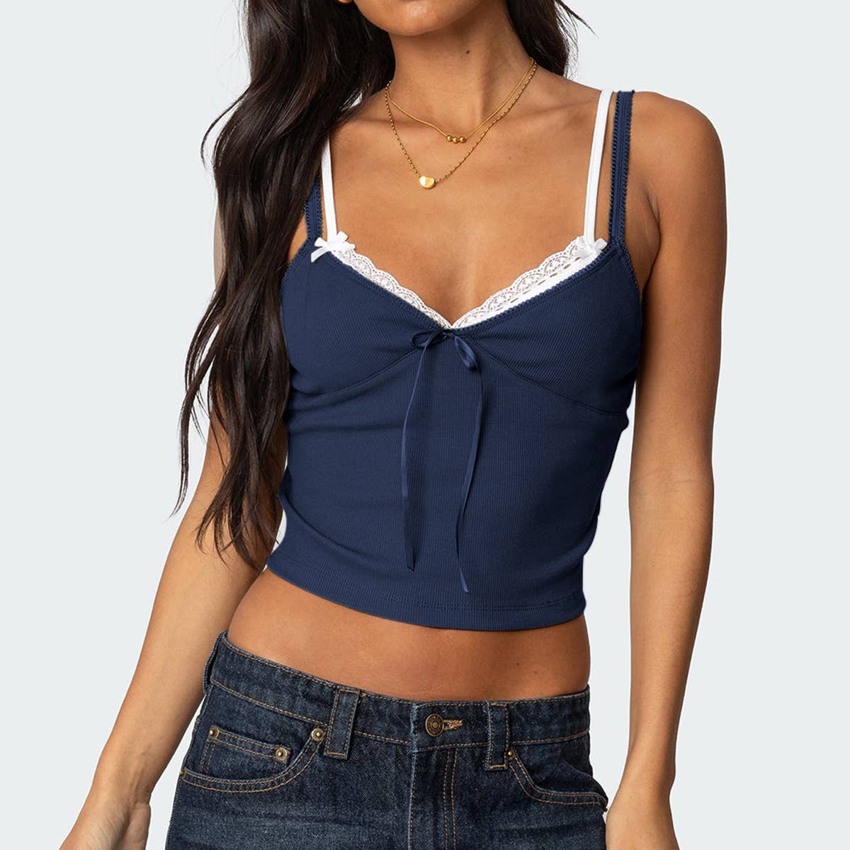 Lace Two low-cut, contrasting color fake pieces