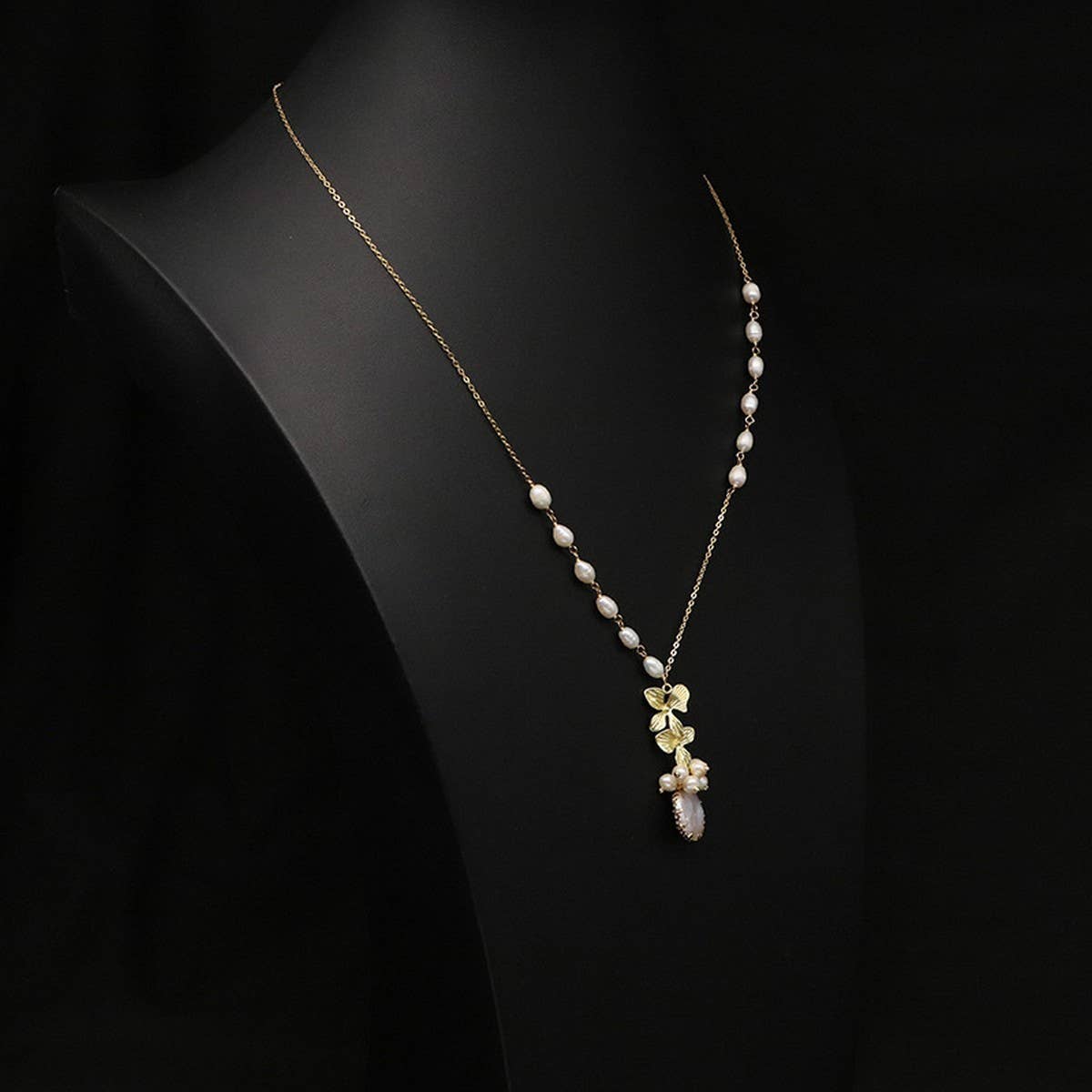 WOMEN'S VERSATILE AND ELEGANT PEARL NECKLACE