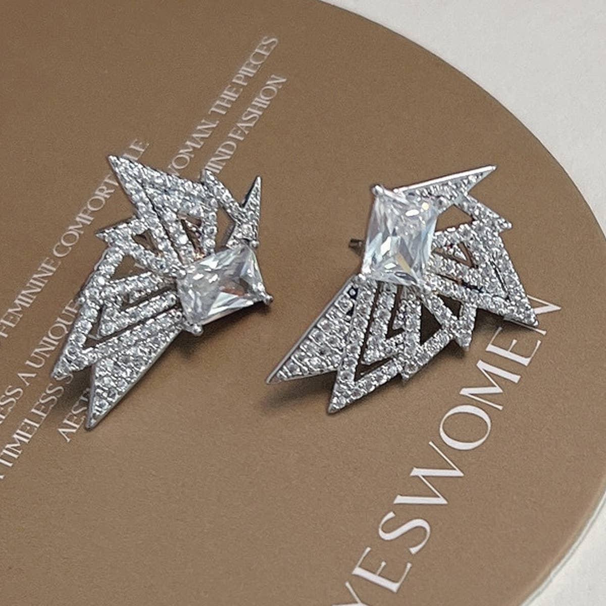 ADVANCED HOLLOW TRIANGULAR EARRINGS_CWAJE1411