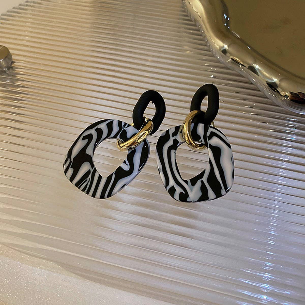 STRIPED SWEET COOL STYLE CIRCLED HOLLOW EARRINGS_CWAJE2054