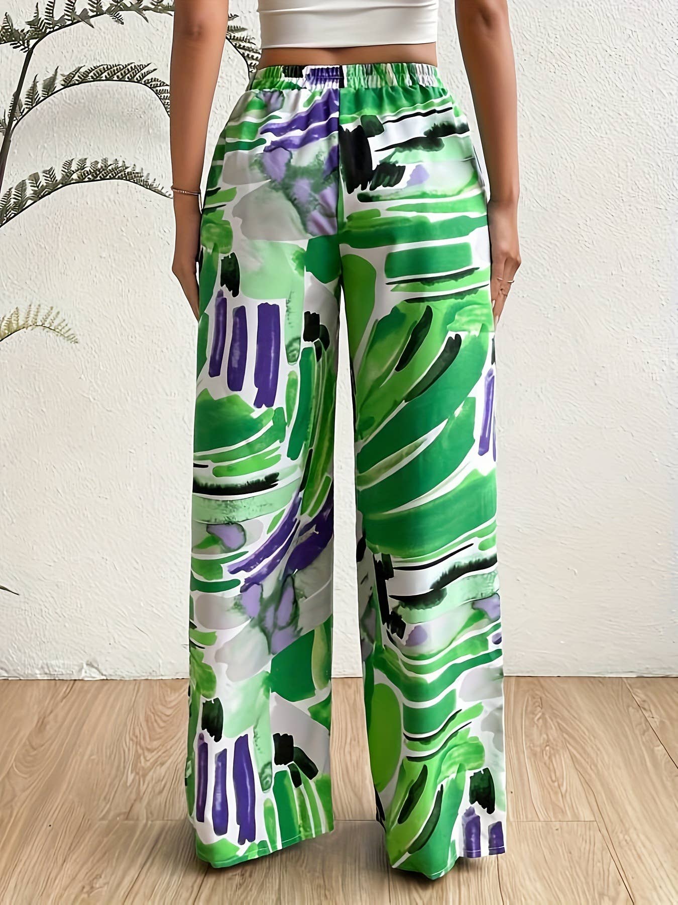 Loose and tight-waisted wide-leg pants