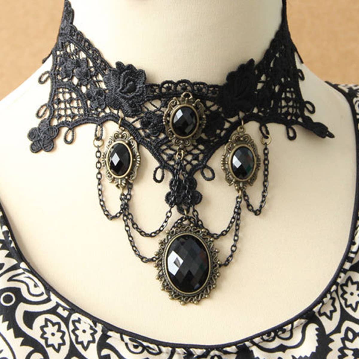 HALLOWEEN RETRO FLOWER CRYSTAL LACE SHORT NECKLACE