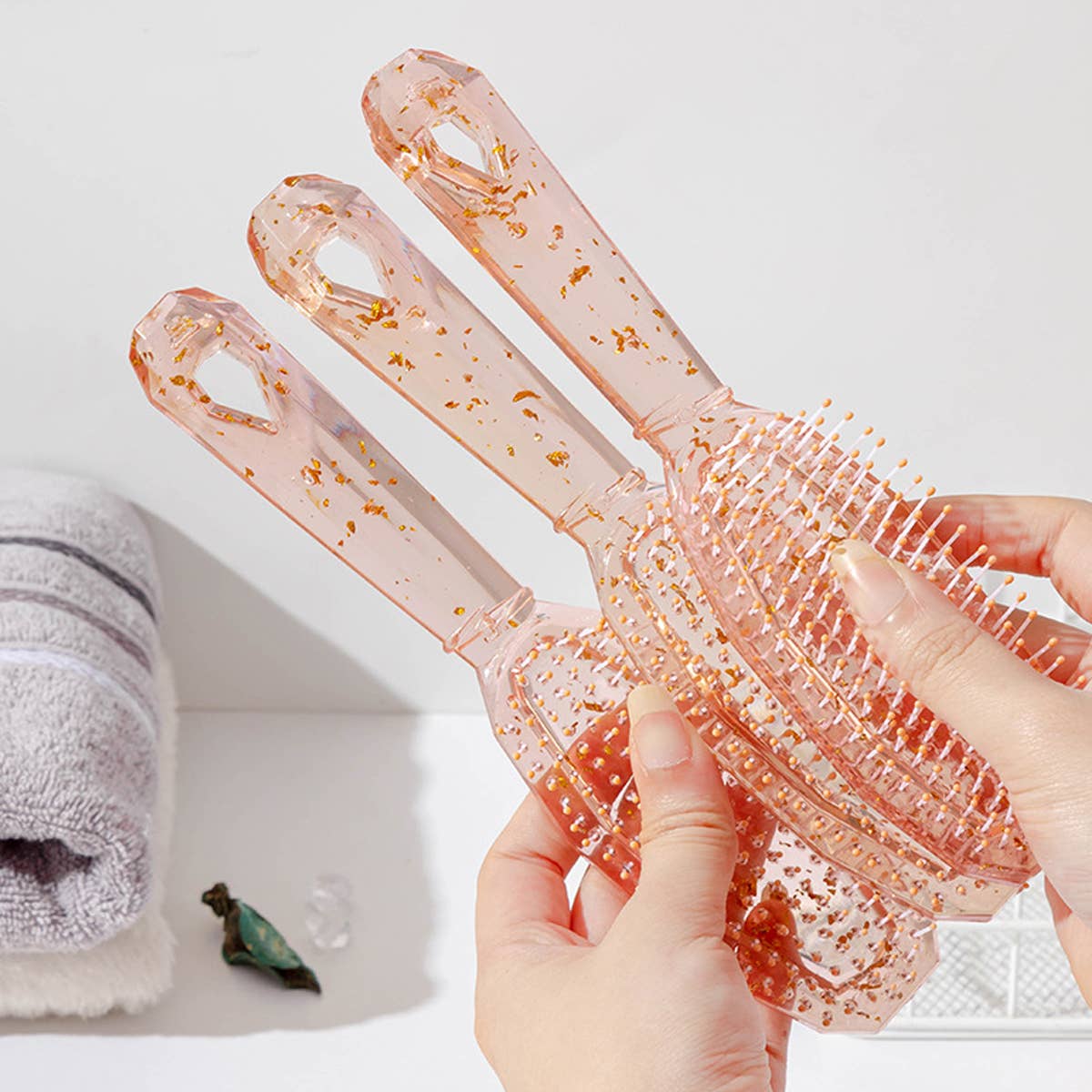 CARTOON SEQUINED SCALP CLEANING CHOP COMB COMB_CWMM0931