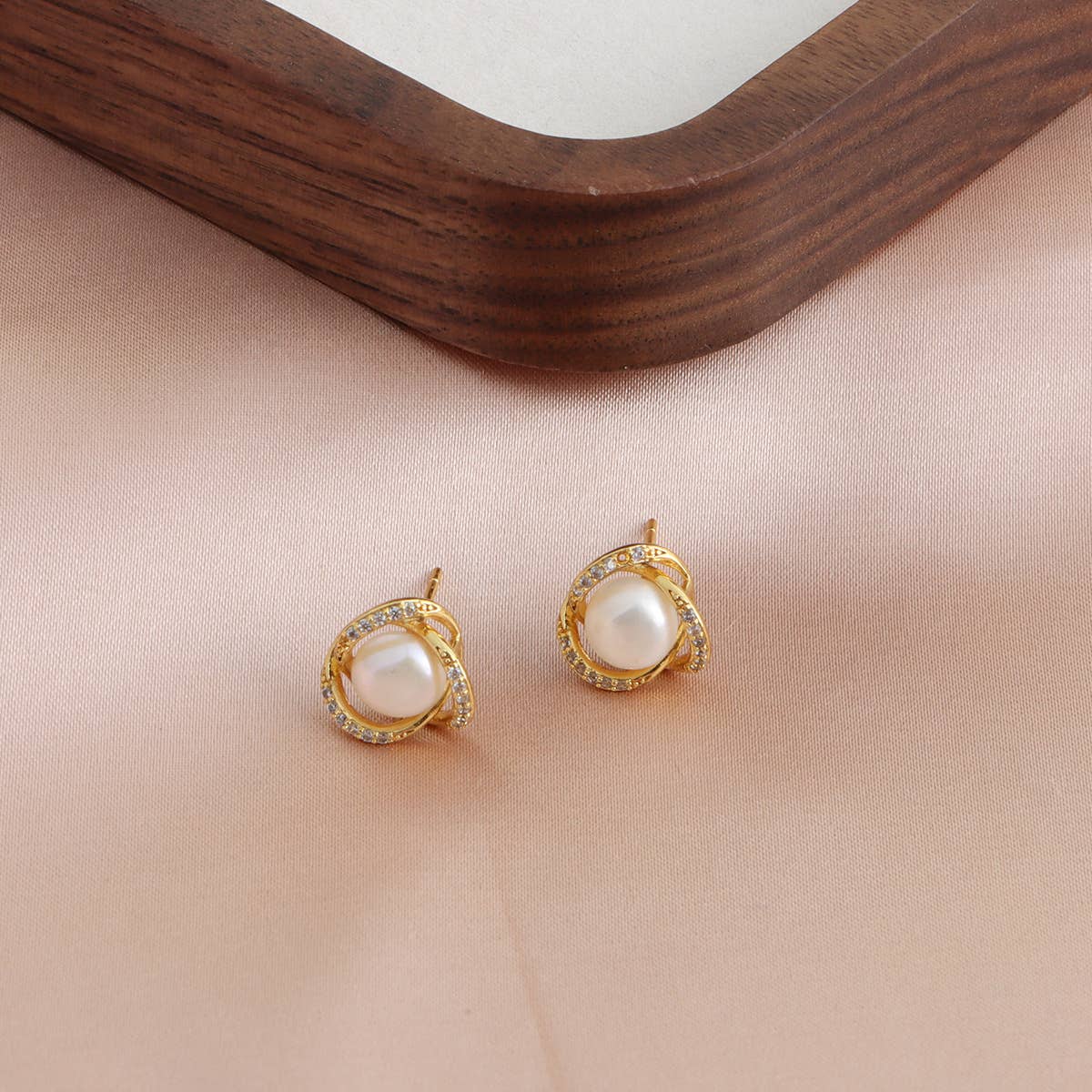 Light luxury freshwater Baroque pearl earrings
