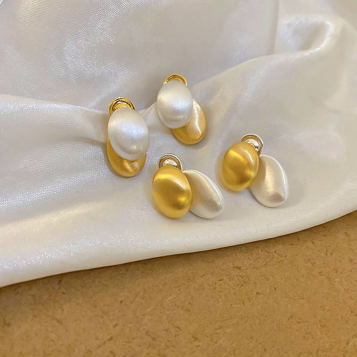 GEOMETRIC MINIMALIST AND LUXURIOUS STYLE EARRINGS