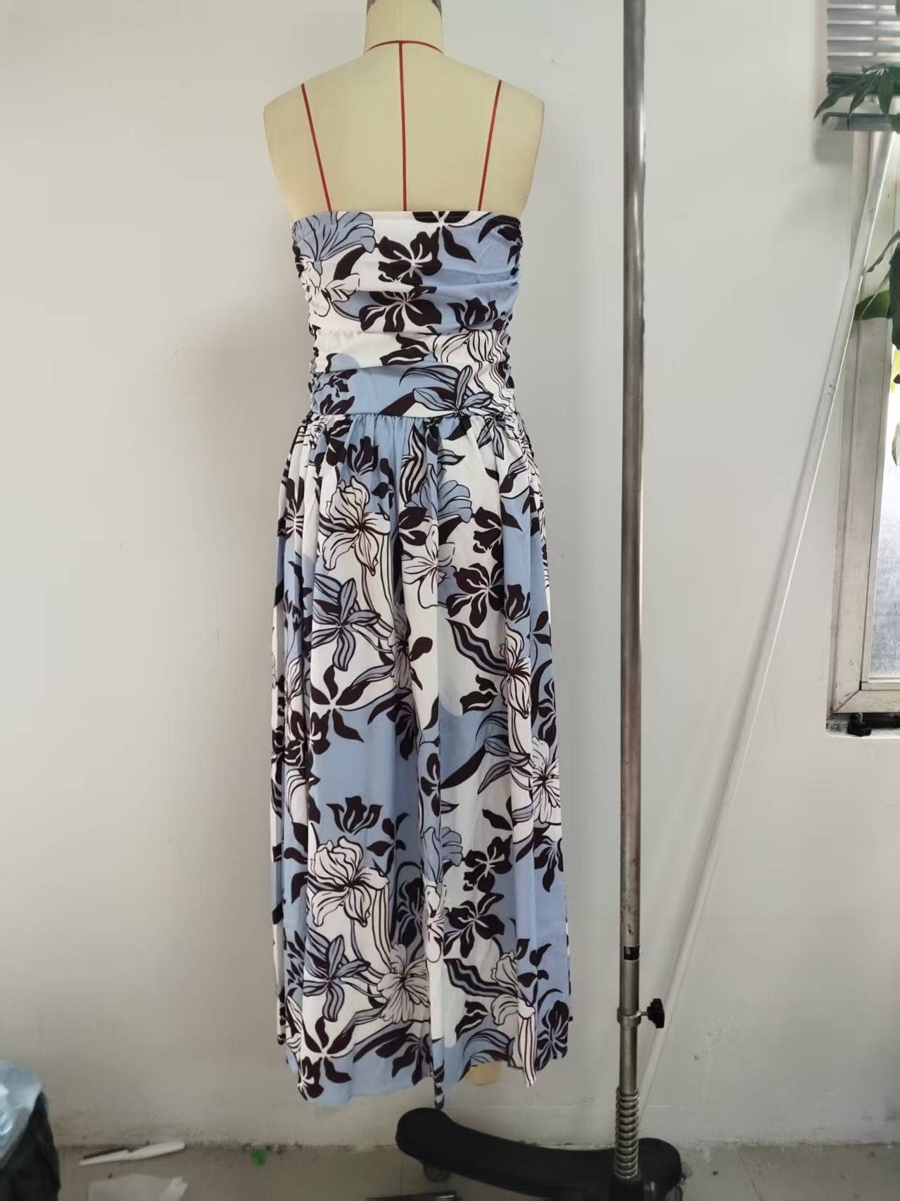 Vacation-style floral printed backless dress