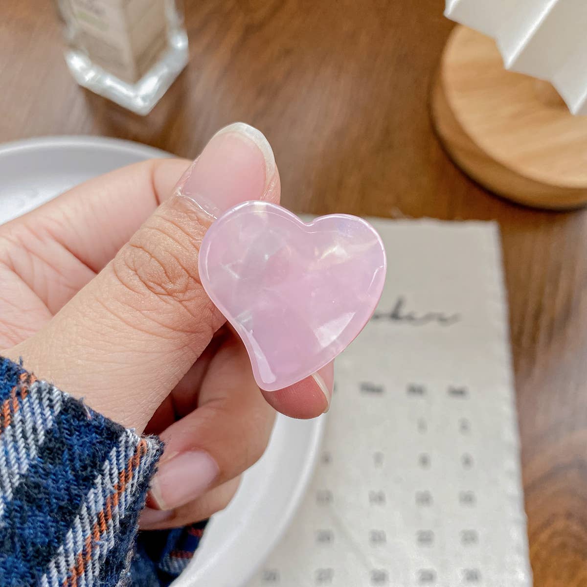 Cute acetic acid heart-shaped small clipper