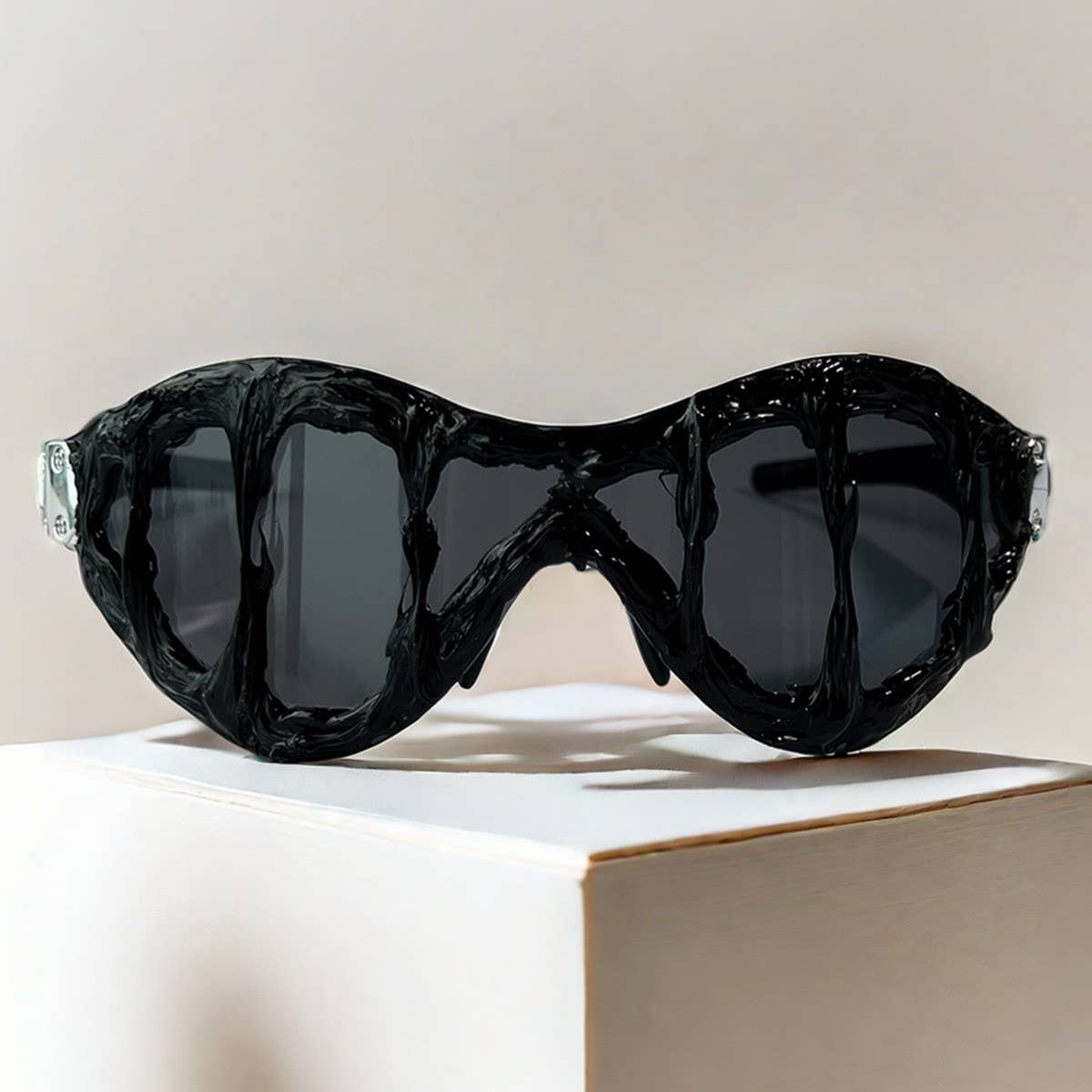 FUTURISTIC SHAPED RIMLESS SUNGLASSES