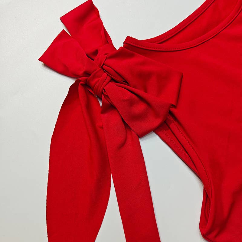 Round-neck vest and black ear-edge skirt set