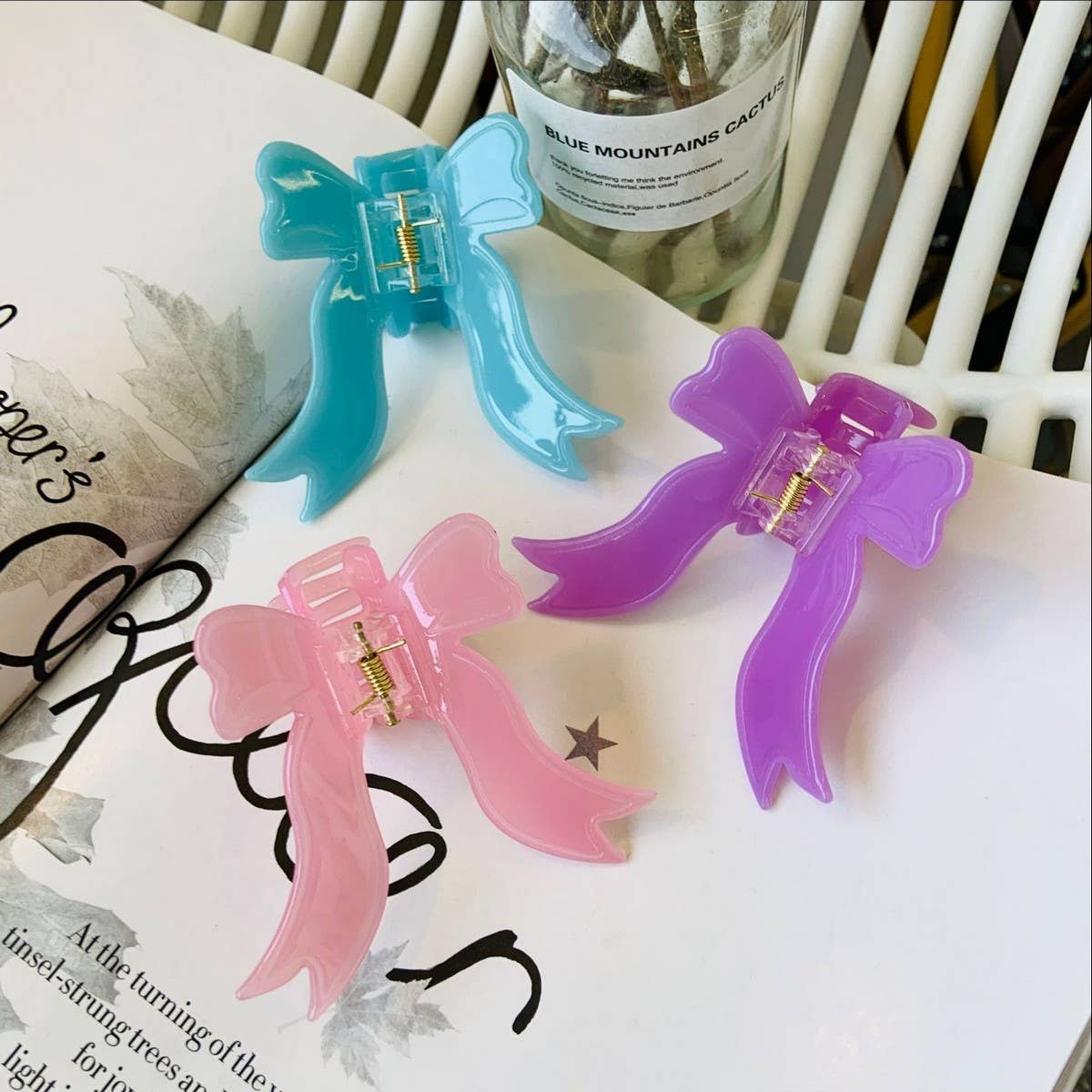 CWAHA1545_SOLID COLORED BOW STREAMERS HAIR CLAW CLIP