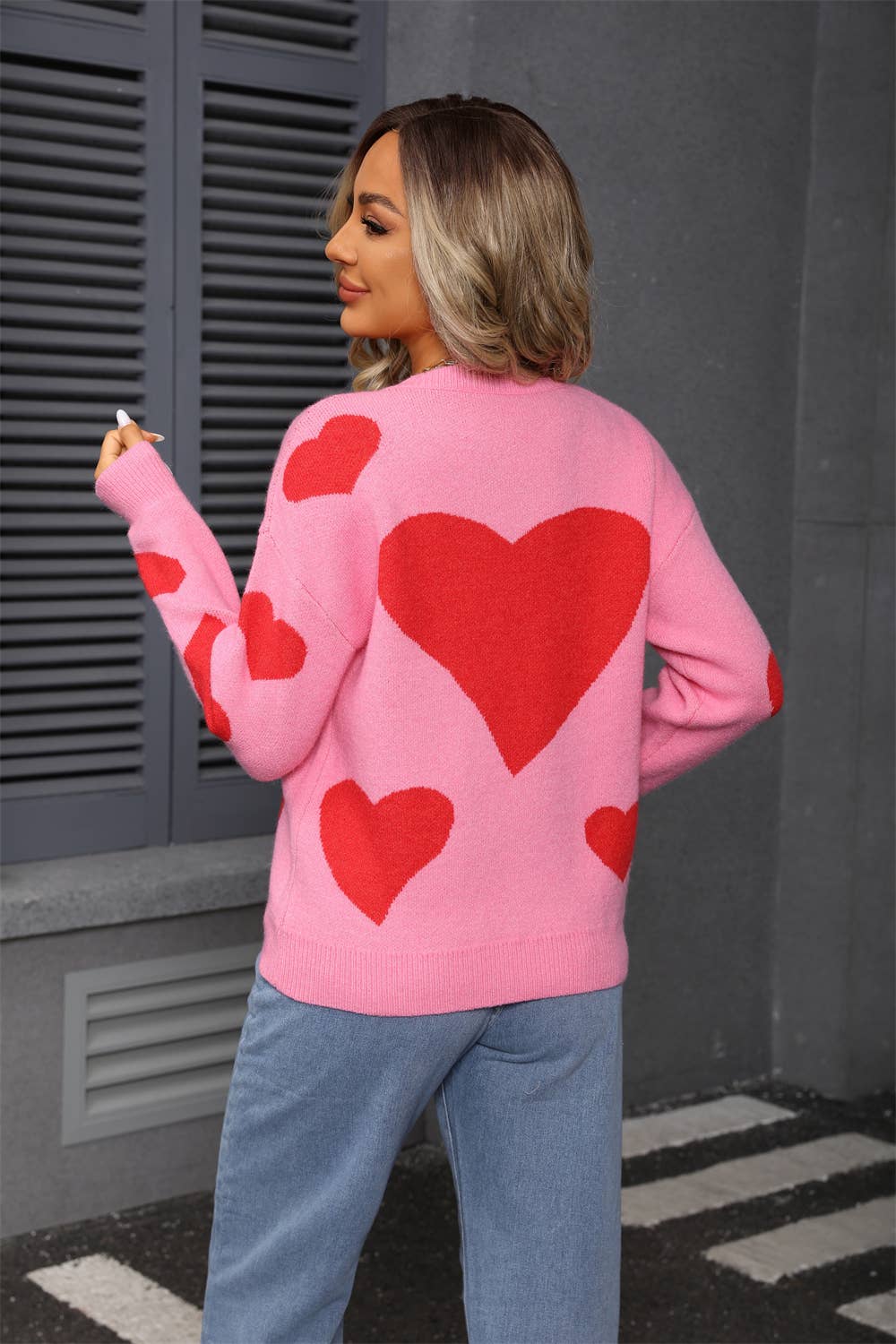 Fashionable heart-shaped color-blocking sweater