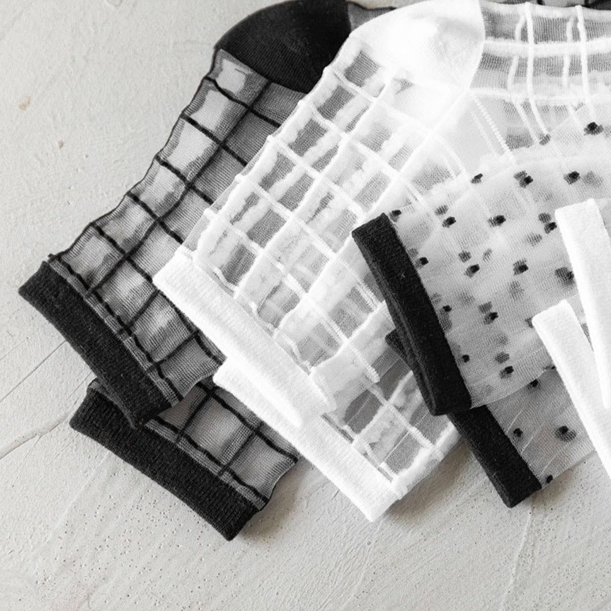 BLACK AND WHITE JACQUARD TRANSPARENT MID-TUBE SOCKS_CWMS0414