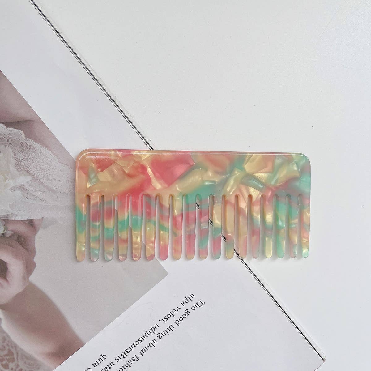 SIMPLE AND EXQUISITE PORTABLE COMB