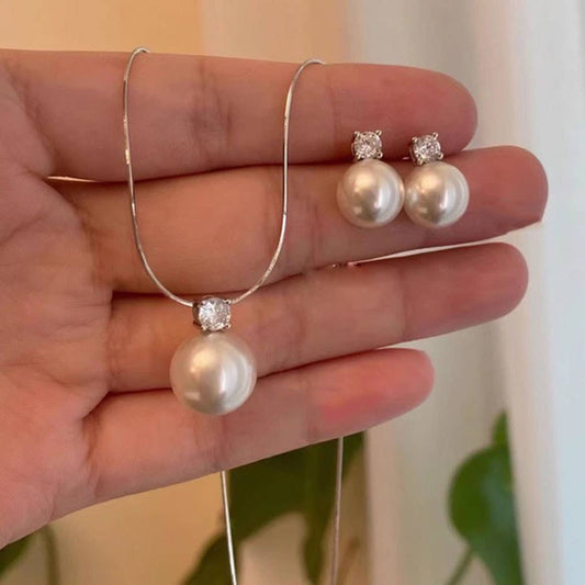 A niche high-end and versatile pearl necklace