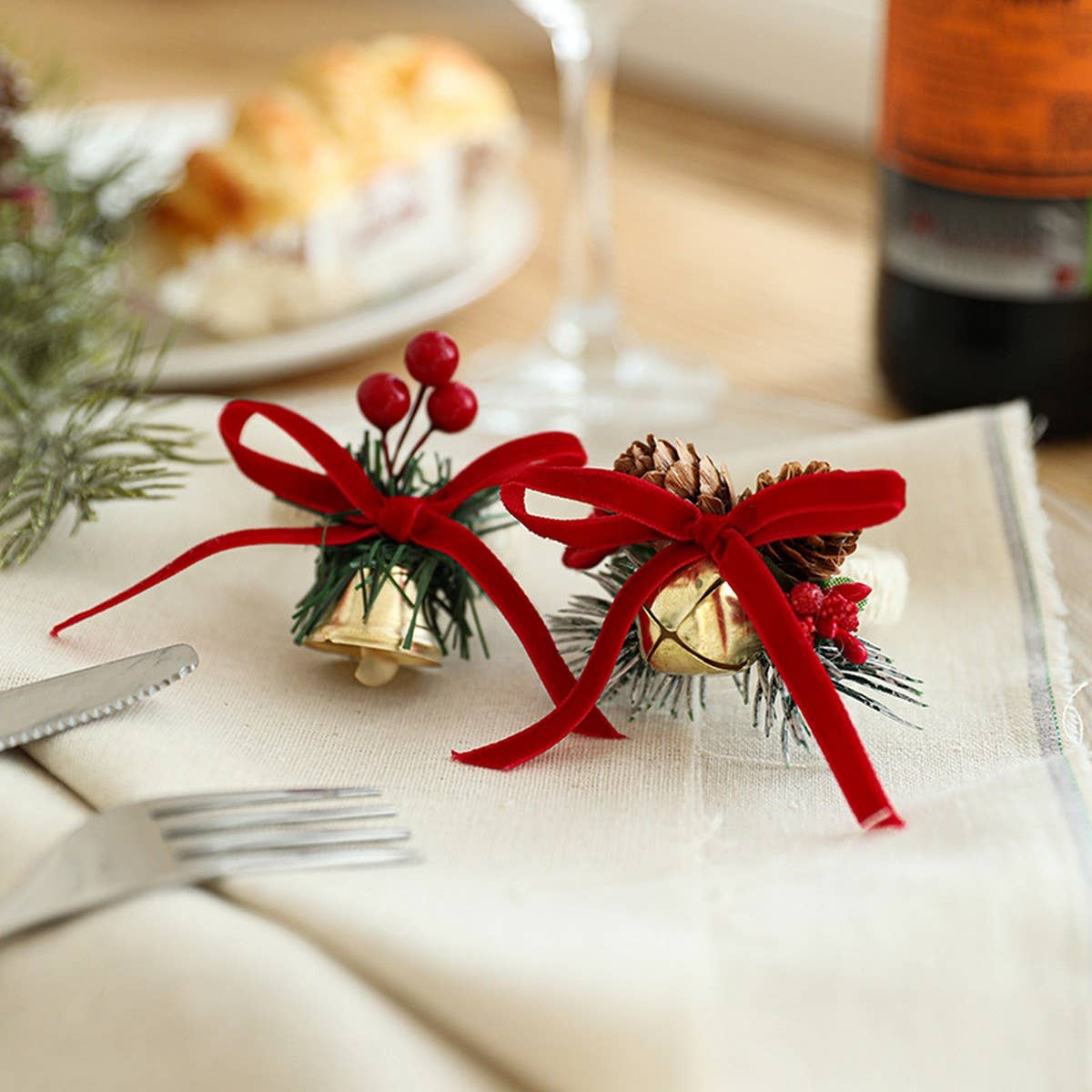 CWMM10378_CHRISTMAS TABLE NAPKIN RING BELL PINECONE DECOR