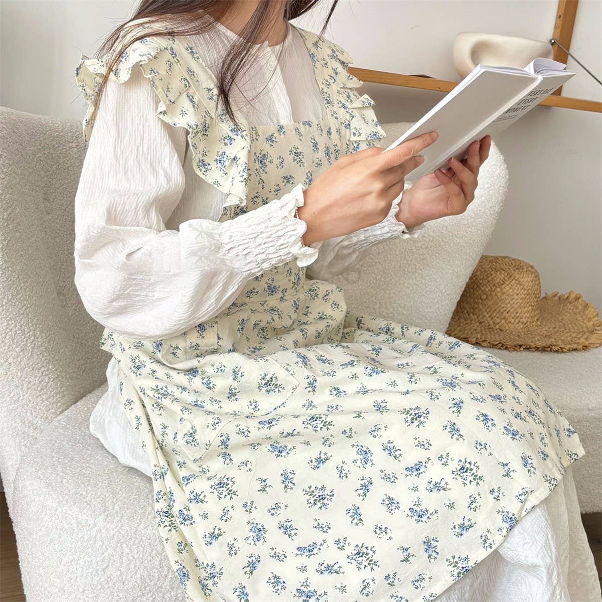 WASHED COTTON AND LINEN RUFFLED FLORAL APRON