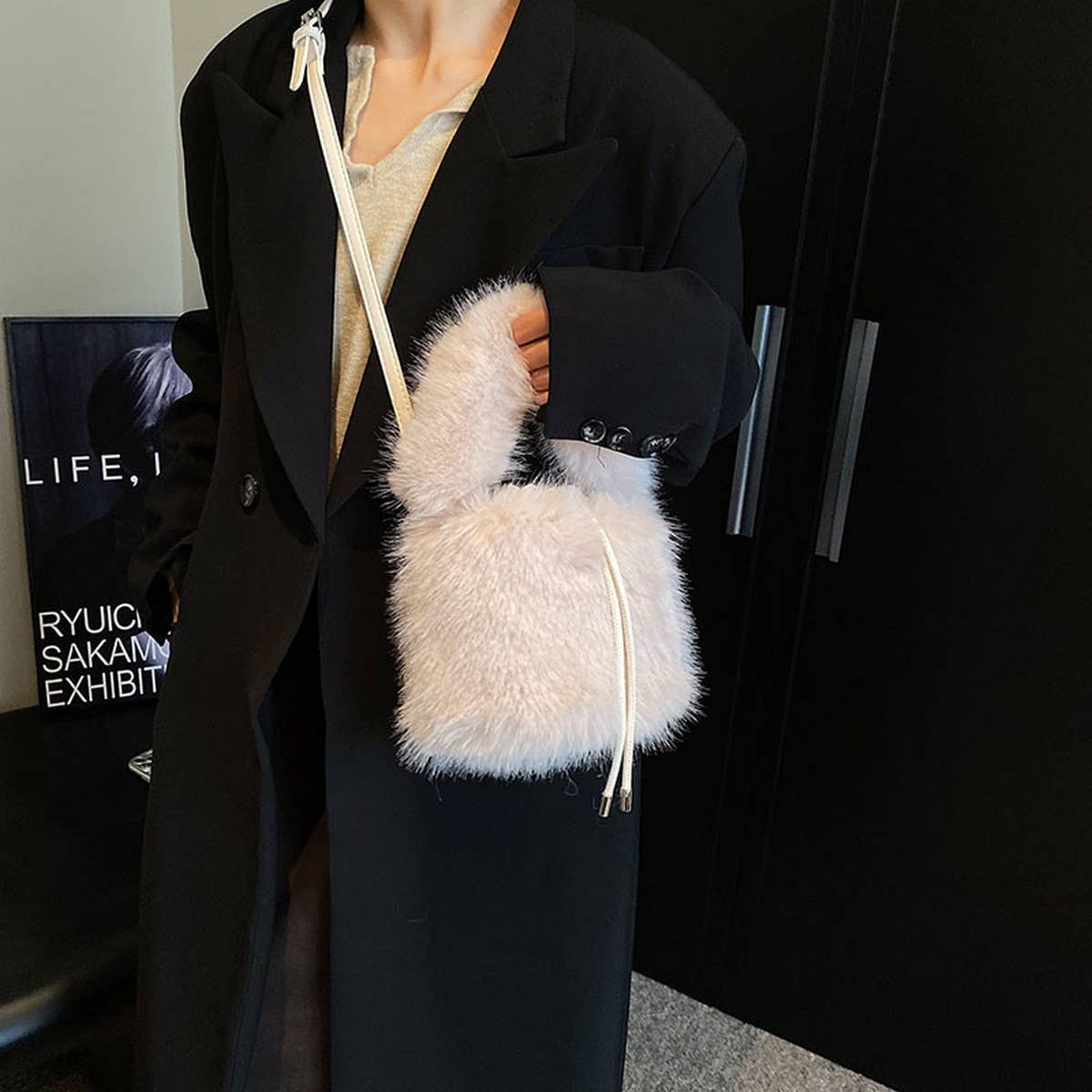 WINTER IMITATION FOX FUR HANDBAG PLUSH BUCKET BAG_CWAB3965