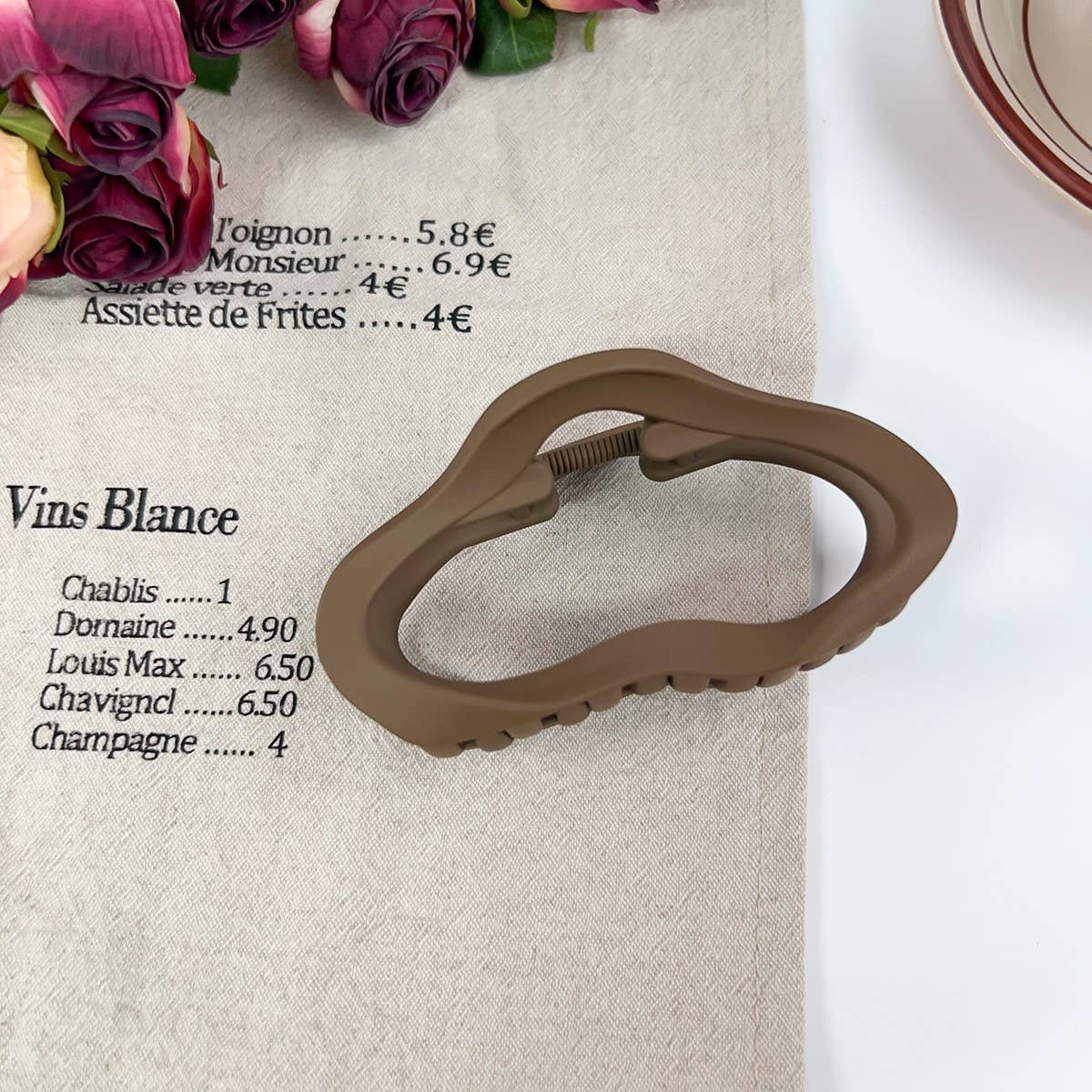 Versatile fashionable hollowed-out grab clip